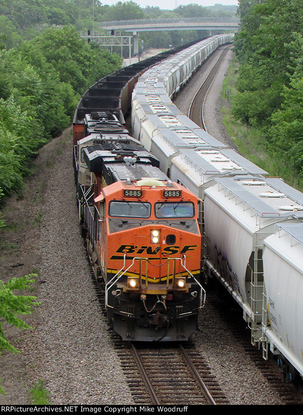 BNSF 5885